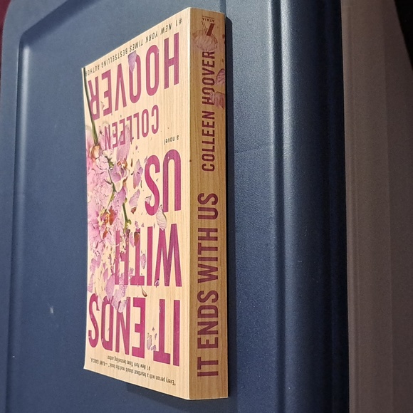 🌸It ends with us by Colleen Hoover book  🌸 - Picture 3 of 3